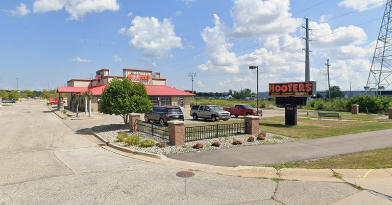 Hooters - Saginaw - 5538 Bay Rd